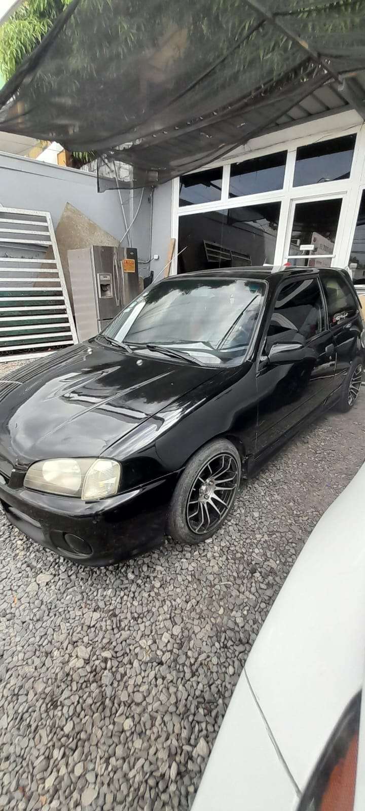 2001 Toyota VITZ usado en venta por L y C AUTO IMPORT