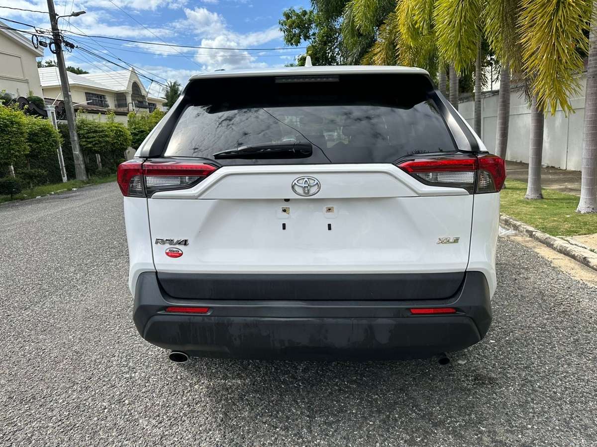 Toyota RAV4 XLE 2020 - miniatura 5