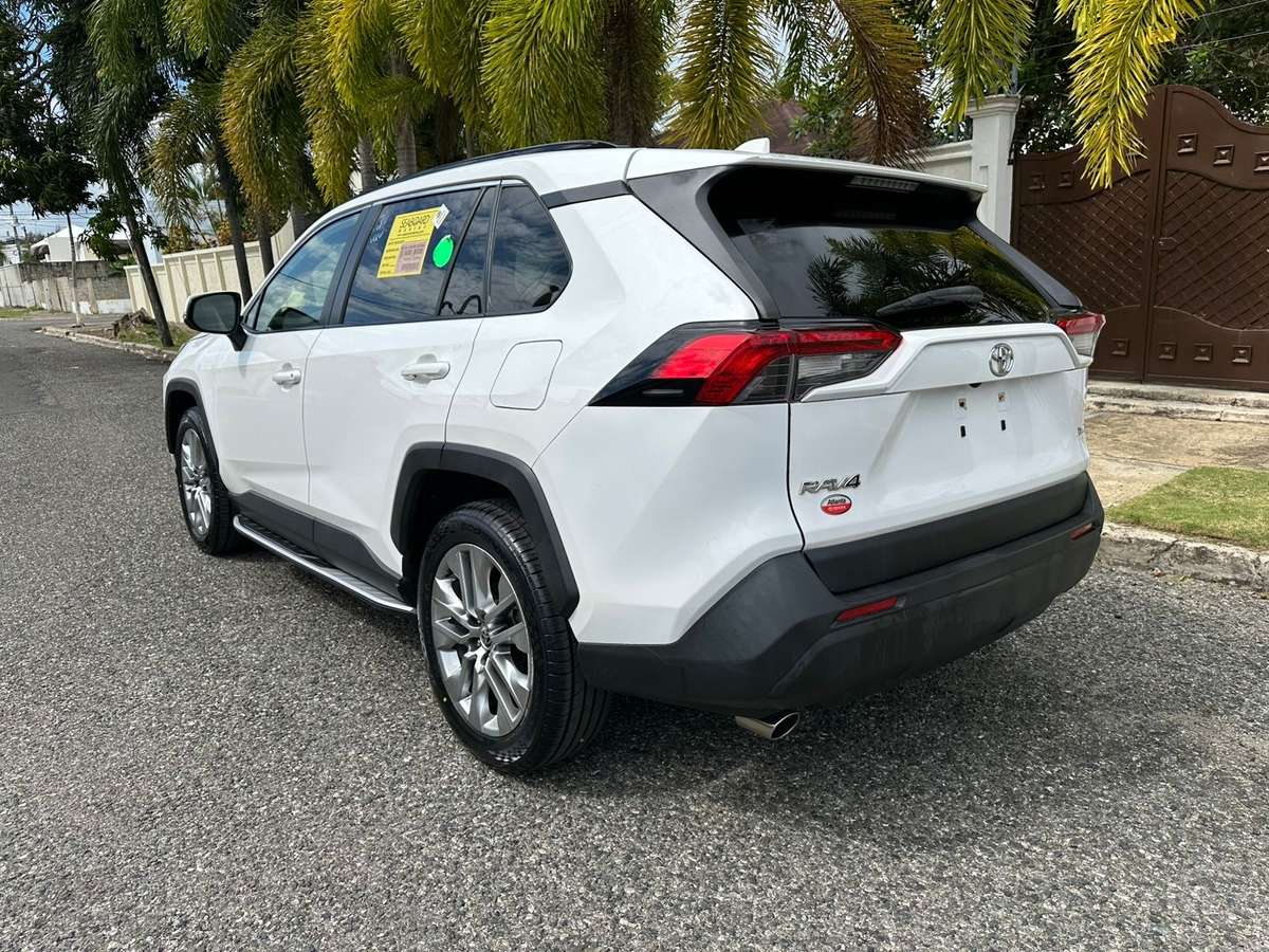 Toyota RAV4 XLE 2020 - miniatura 4