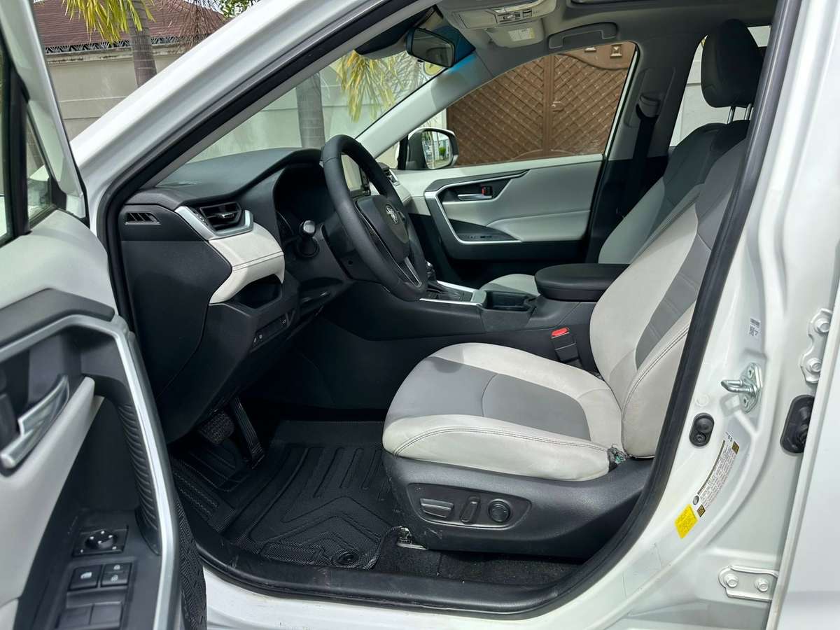Toyota RAV4 XLE 2020 - miniatura 10