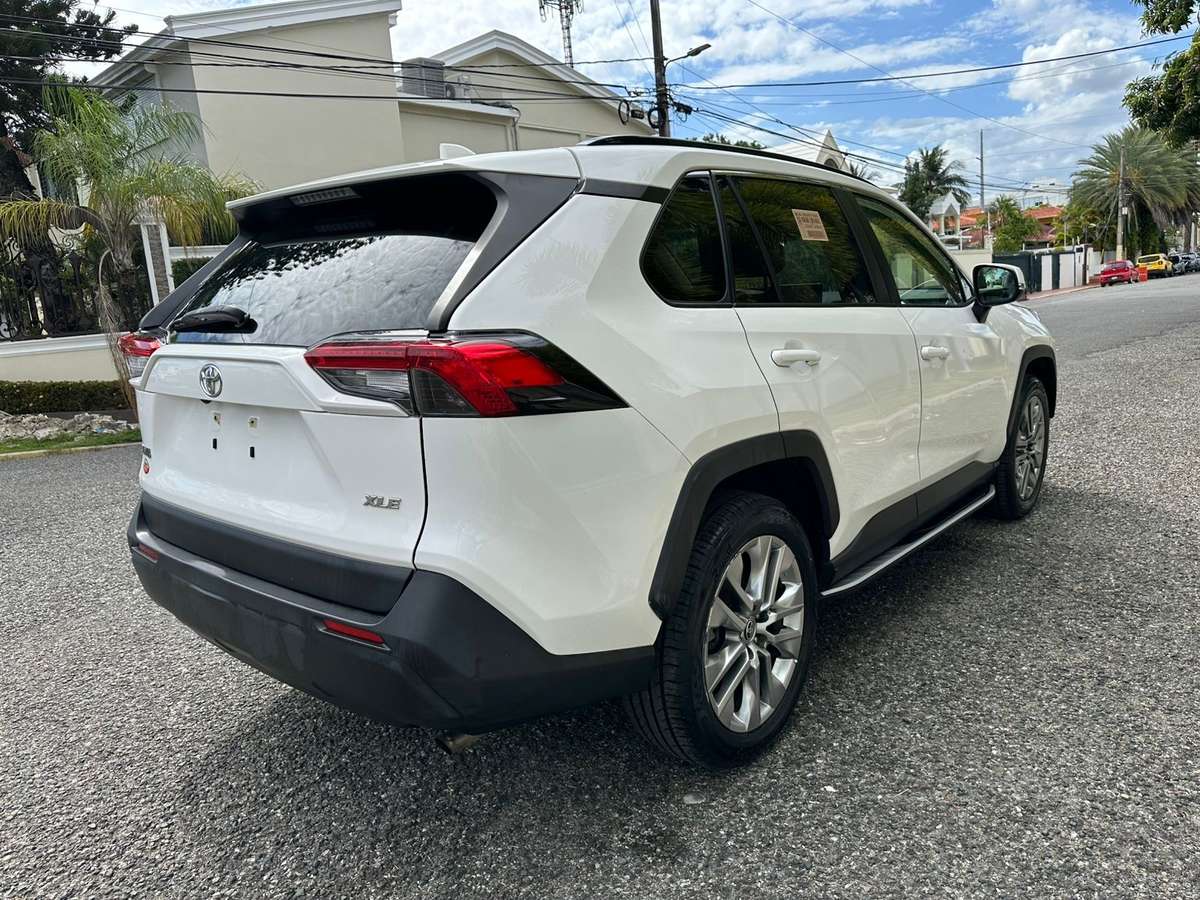 Toyota RAV4 XLE 2020 - miniatura 6