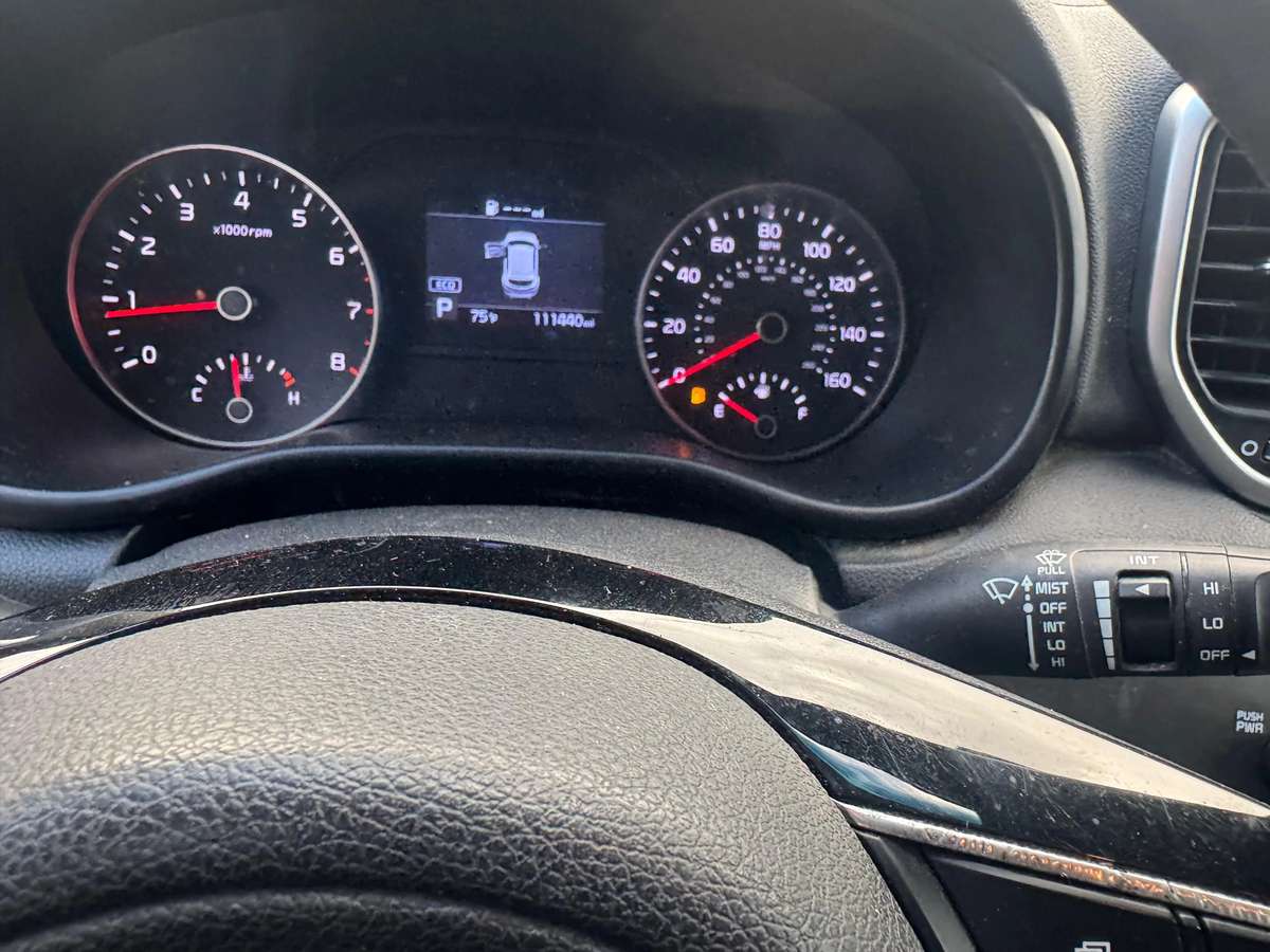 Toyota RAV4 LE 2019 - miniatura 8