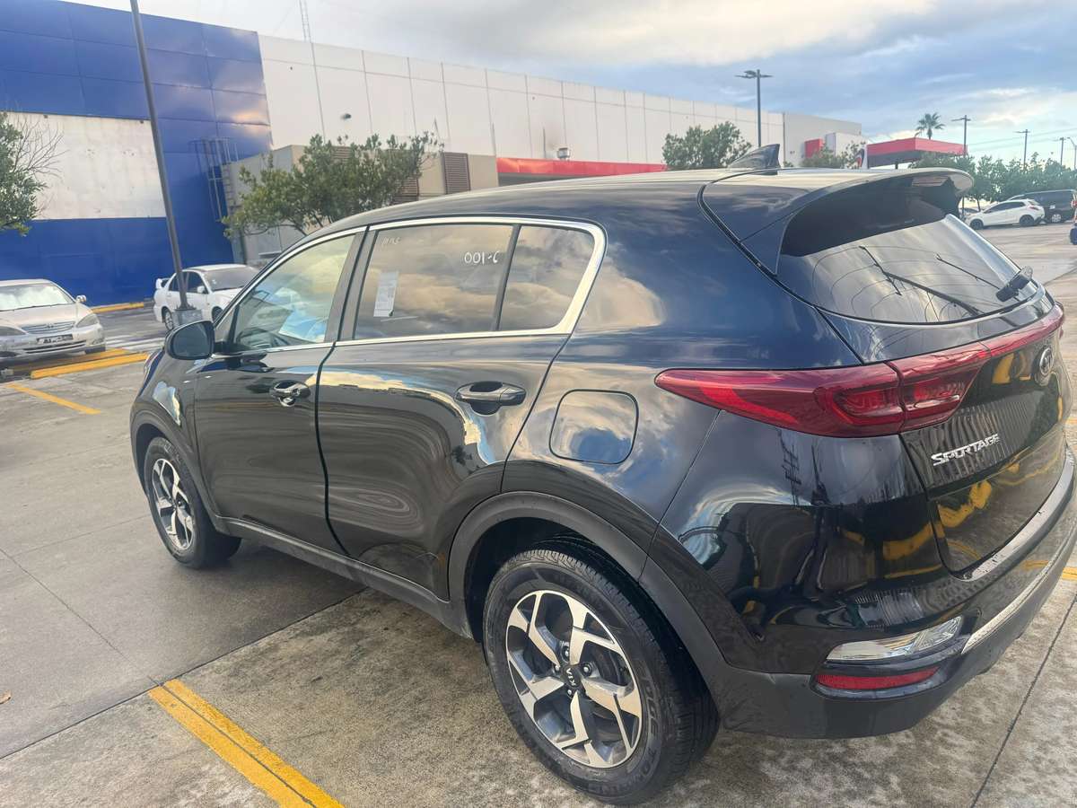 Toyota RAV4 LE 2019 - miniatura 4