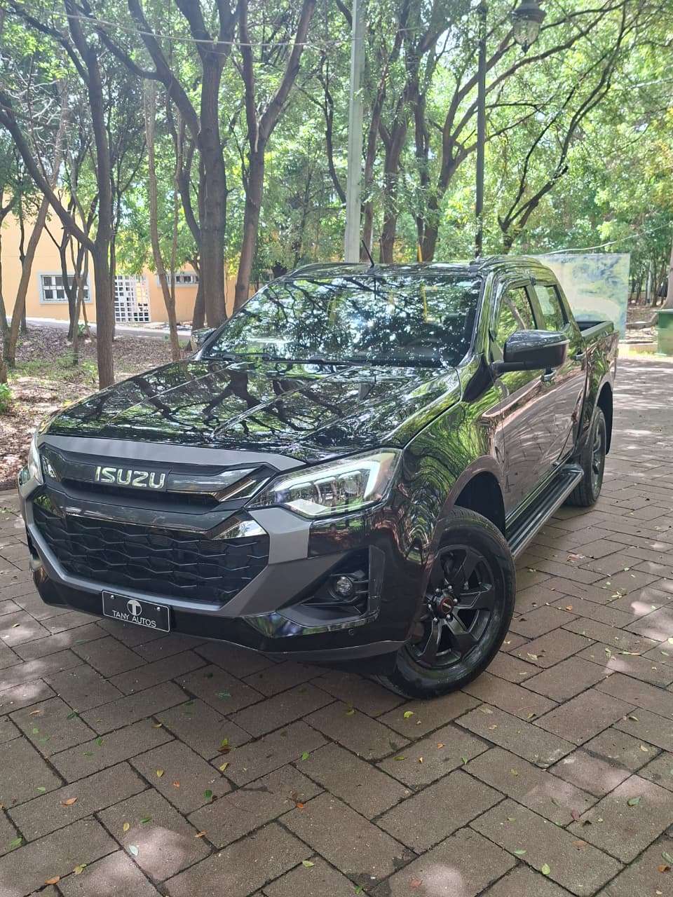 2025 Isuzu DMAX LSE usado en venta por Tany Autos