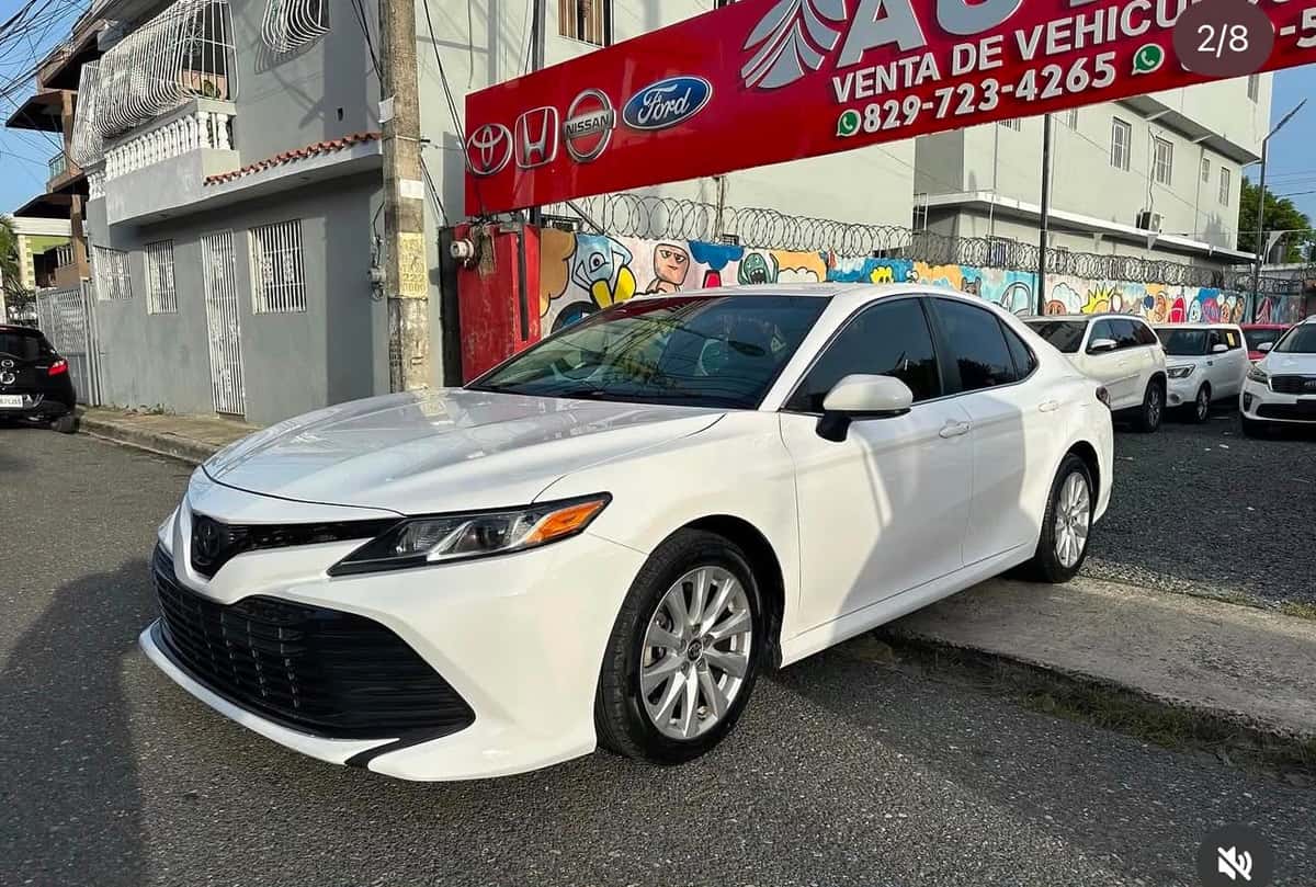 2019 Toyota Camry LE usado en venta por Molina Auto Import