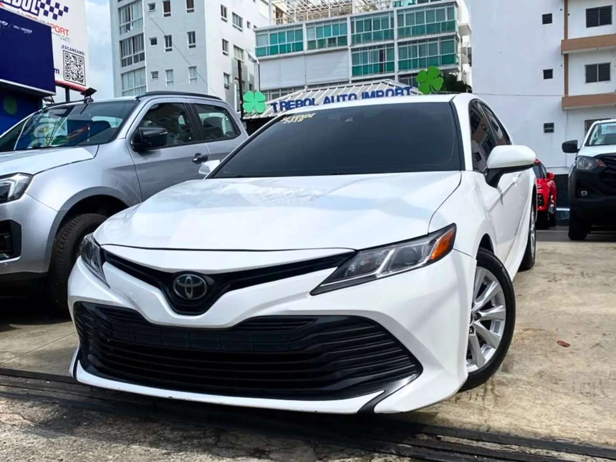 2018 Toyota Camry LE usado en venta por Trebol Auto Import