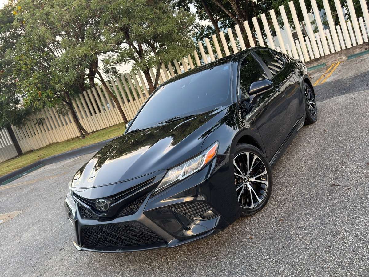 2018 Toyota Camry SE usado en venta por Chris Auto Import 
