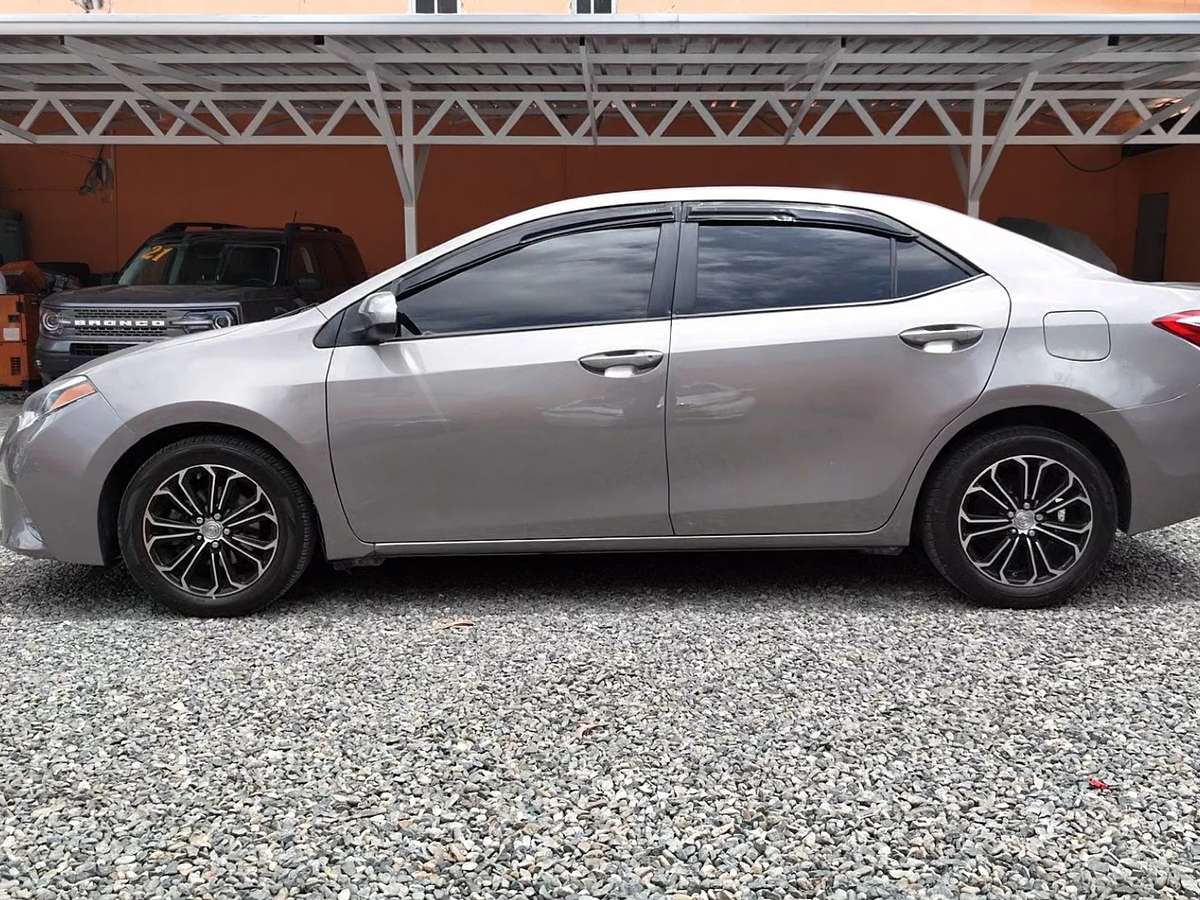 2015 Toyota Corolla LE usado en venta por Robert Fernandez 