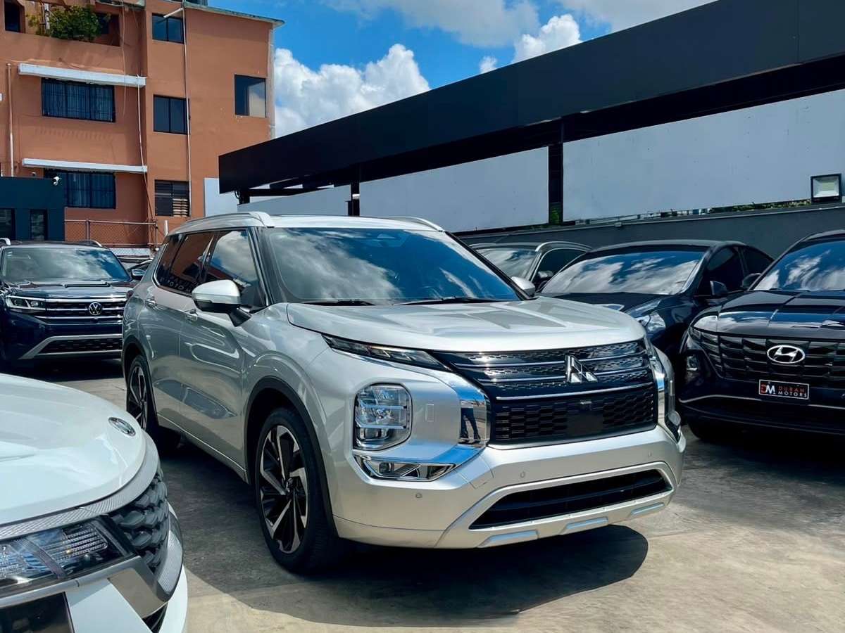 2024 Mitsubishi Motors Outlander Limited usado en venta por CHUQUI MOTORS SRL