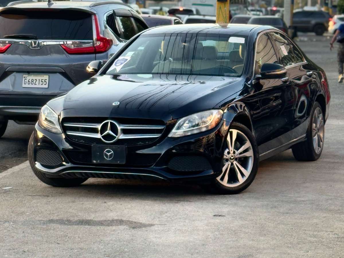 2018 Mercedes Benz C 300 4 Matic usado en venta por Inversiones los Olivos Auto Import 