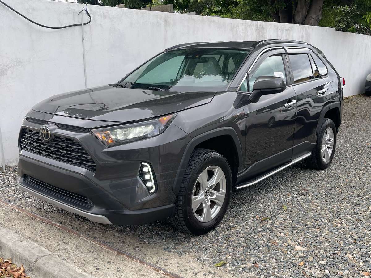 2021 Toyota RAV4 LE usado en venta por Inversiones Willian Martínez