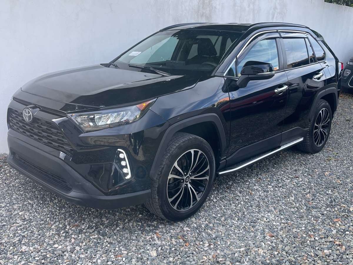 2021 Toyota RAV4 LE usado en venta por Inversiones Willian Martínez