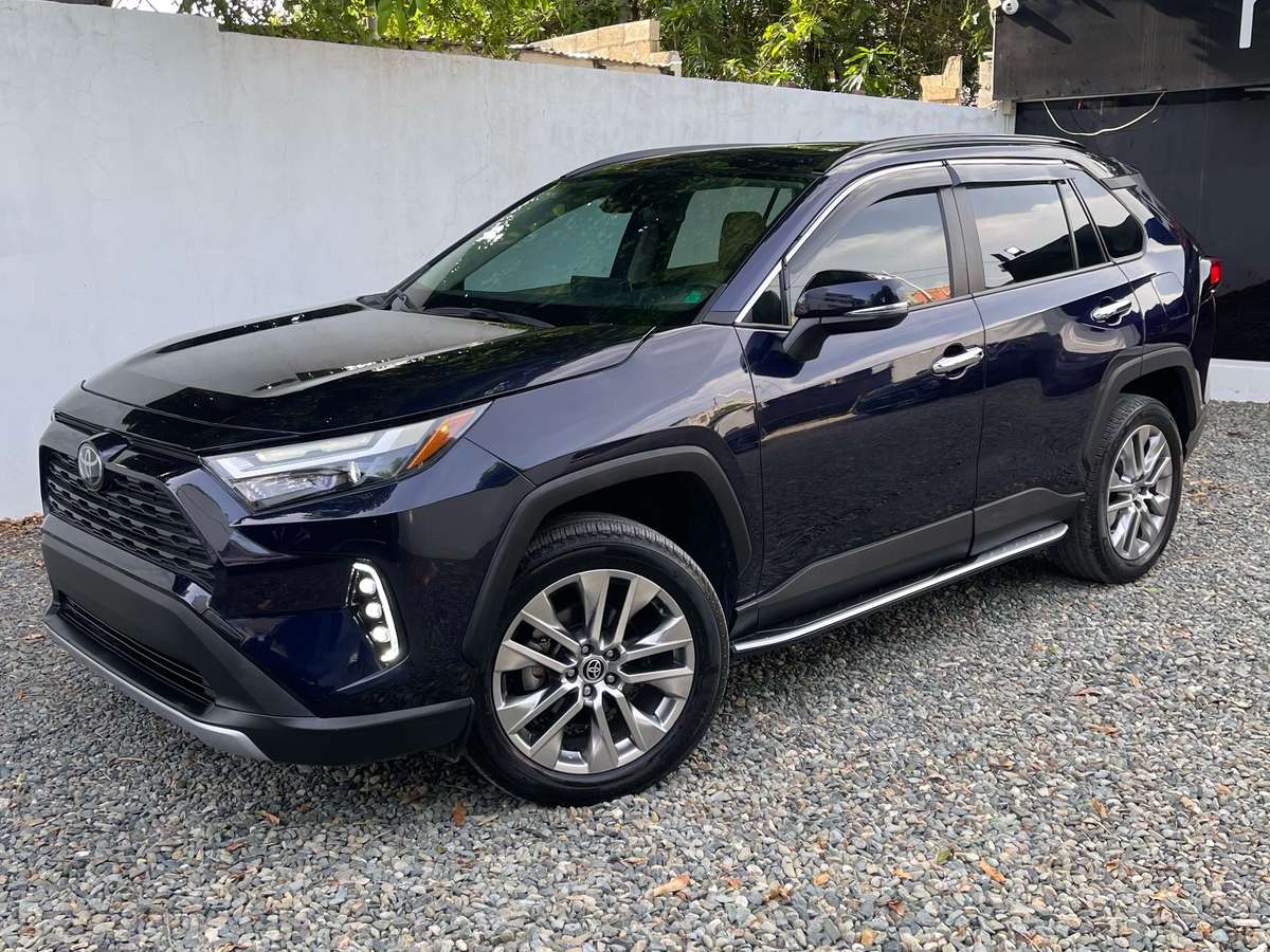 2023 Toyota RAV4 XLE Premium usado en venta por Inversiones Willian Martínez