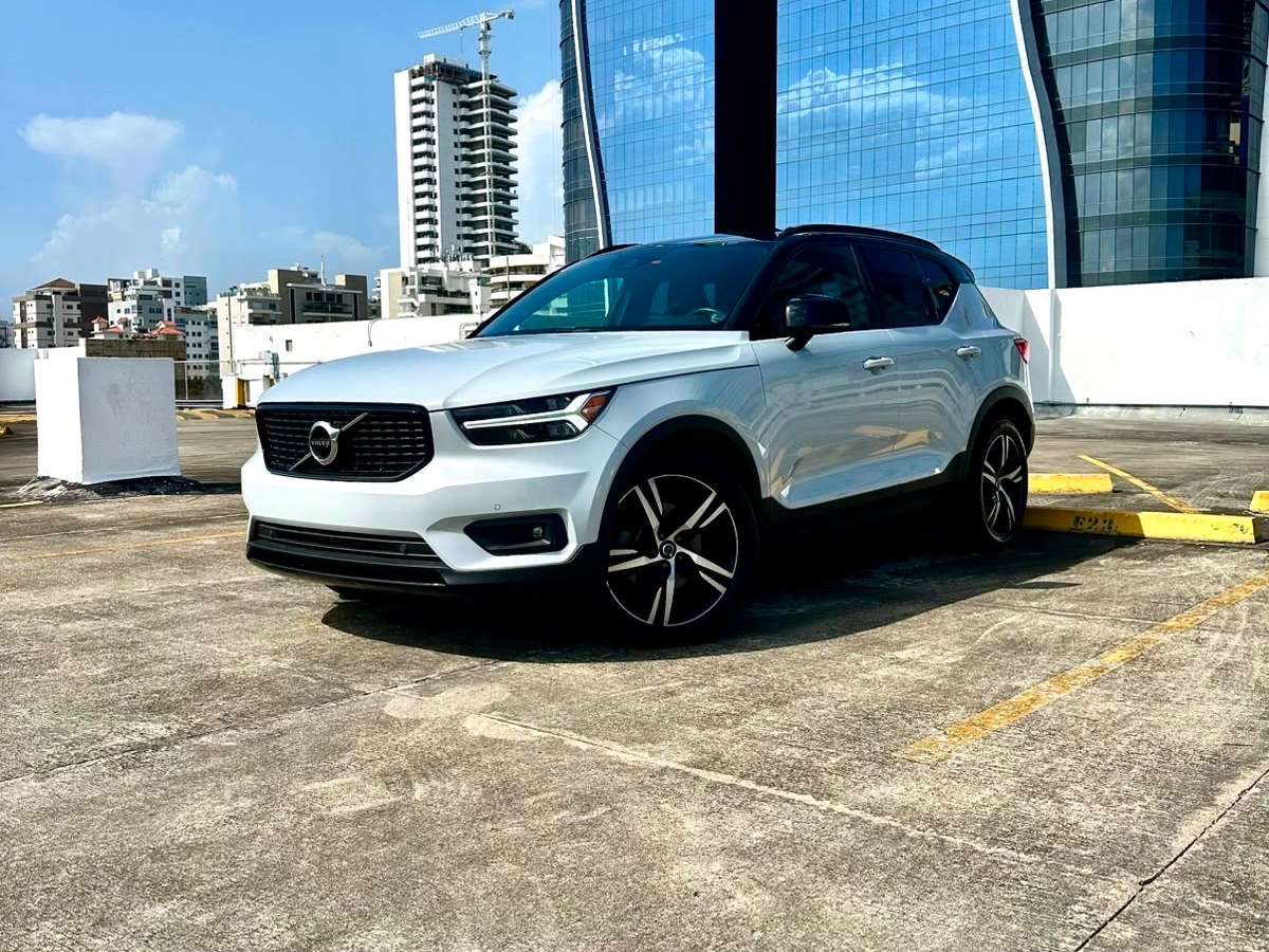 2020 Volvo XC40 T5 R-DESING usado en venta por AUTO BOUTIQUE