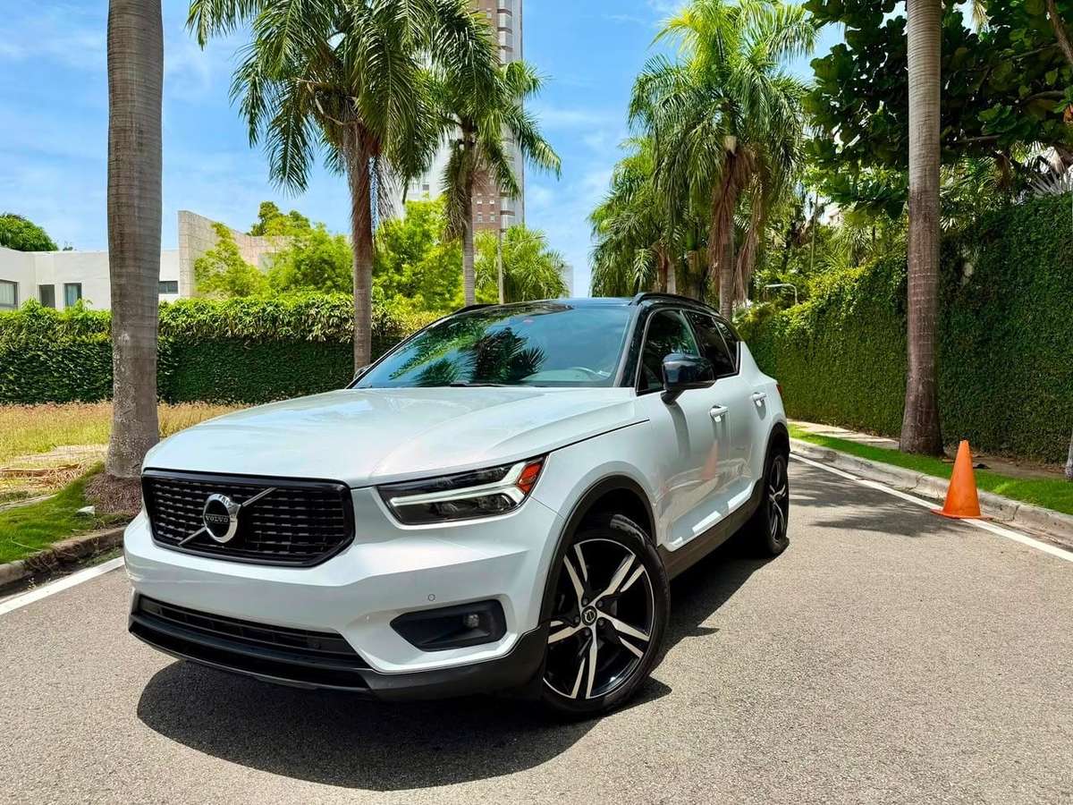 2020 Volvo XC40 T5 R-DESING usado en venta por RumiAutos