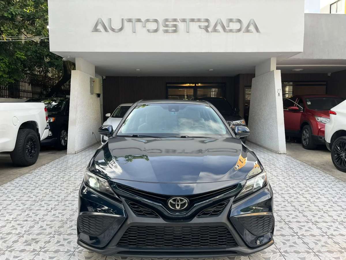 2021 Toyota Camry SE usado en venta por Autostrada