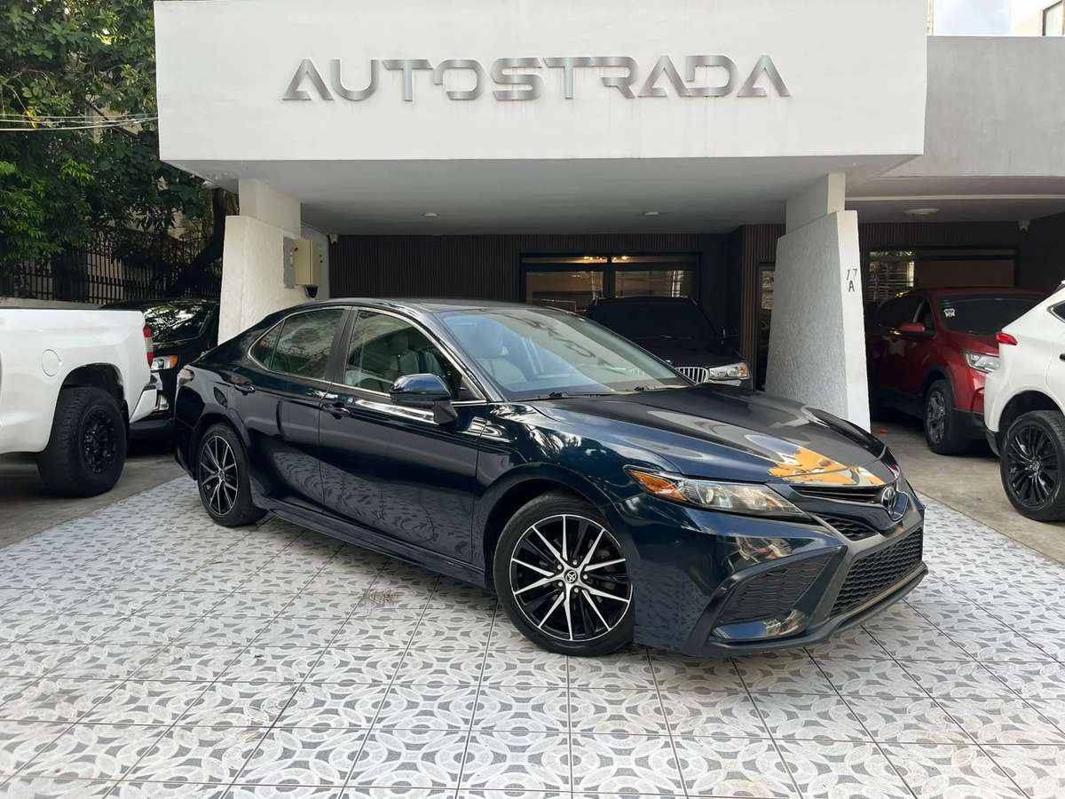 2021 Toyota Camry SE usado en venta por Autostrada