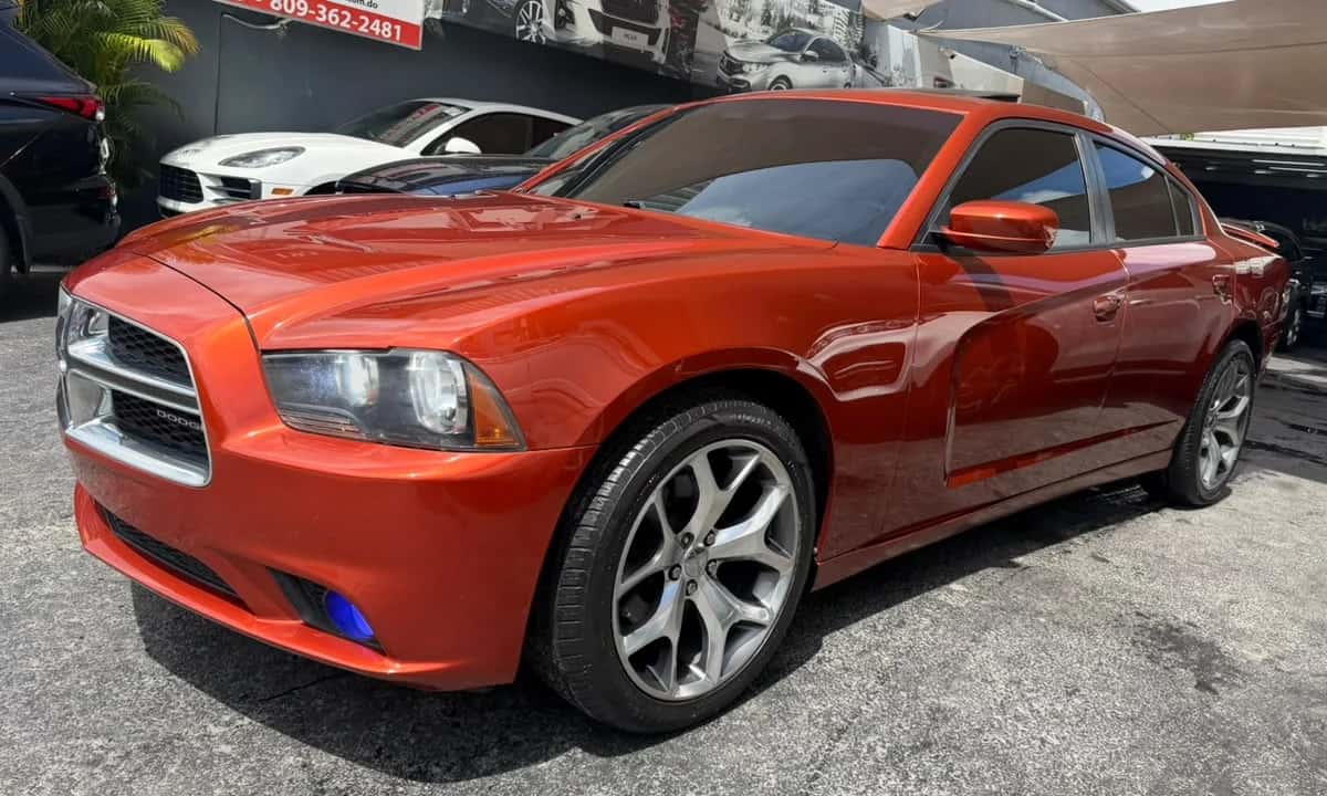 2013 Dodge Charger SXT usado en venta por J Y E AUTOMOVIL