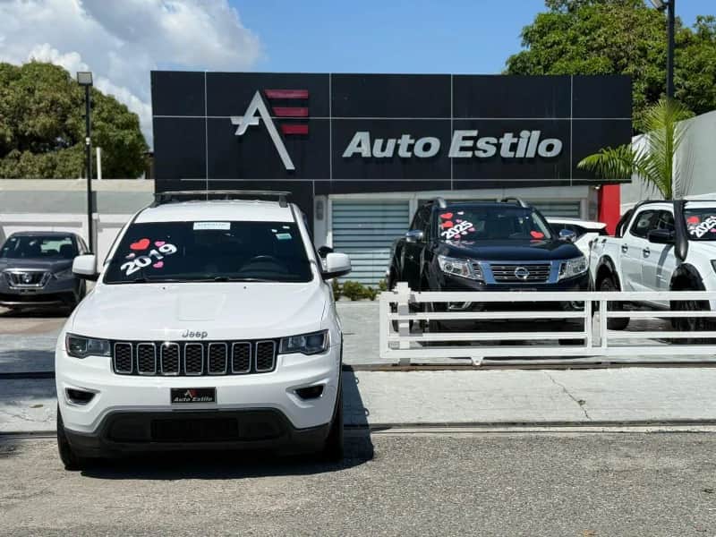 2019 Jeep Grand Cherokee Laredo usado en venta por AUTO ESTILO SRL