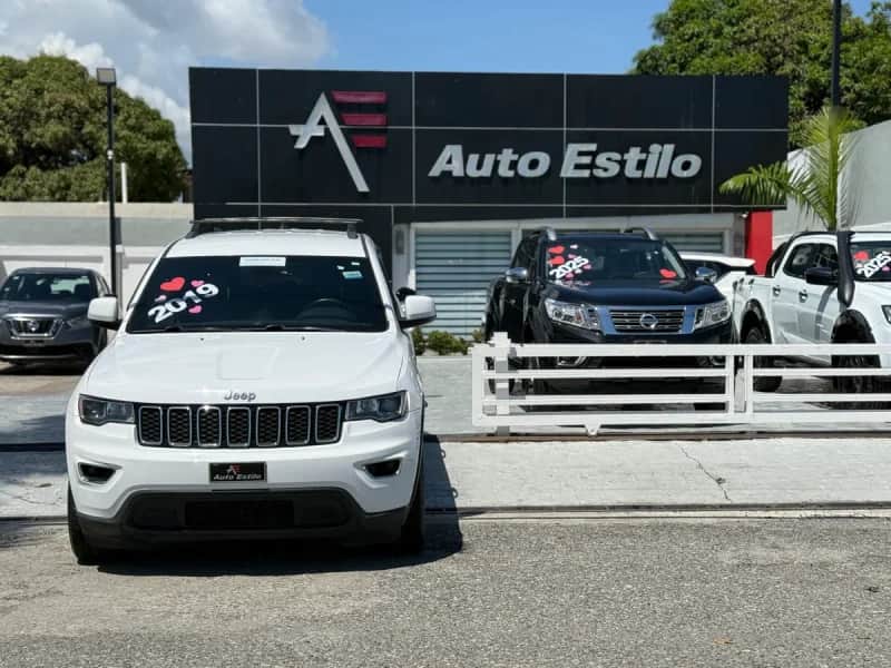 2019 Jeep Grand Cherokee Laredo usado en venta por AUTO ESTILO SRL
