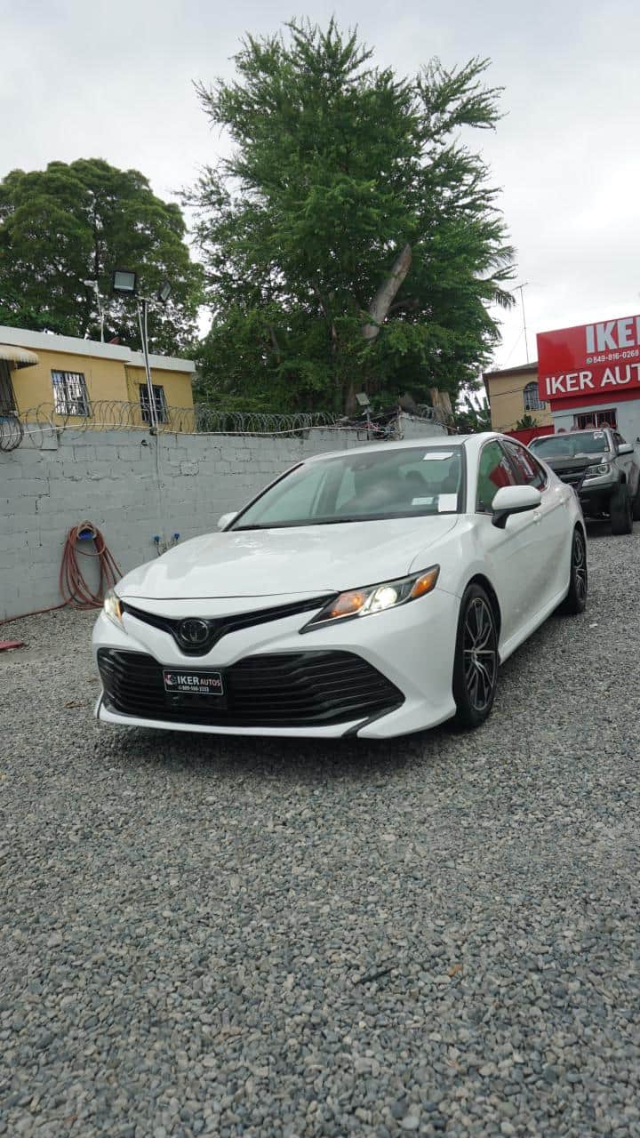 2020 Toyota Camry LE usado en venta por Iker Auto Import
