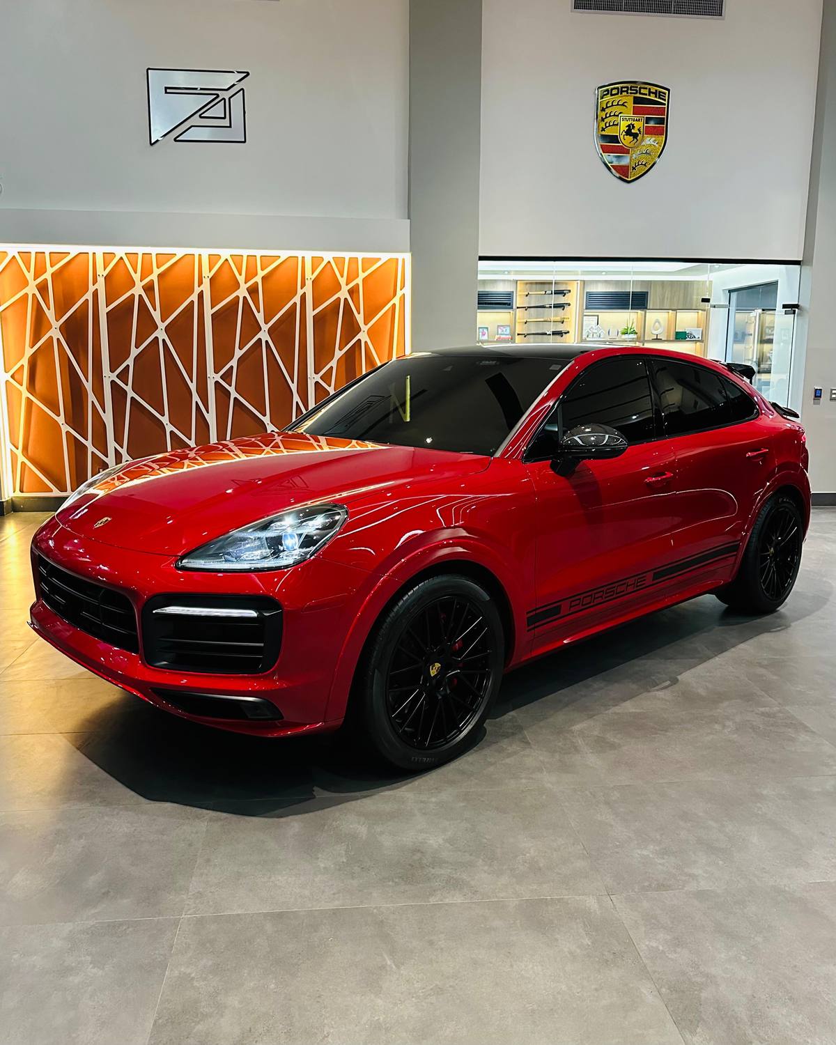 Porsche Cayenne Coupe GTS 2021 - Miniatura 1