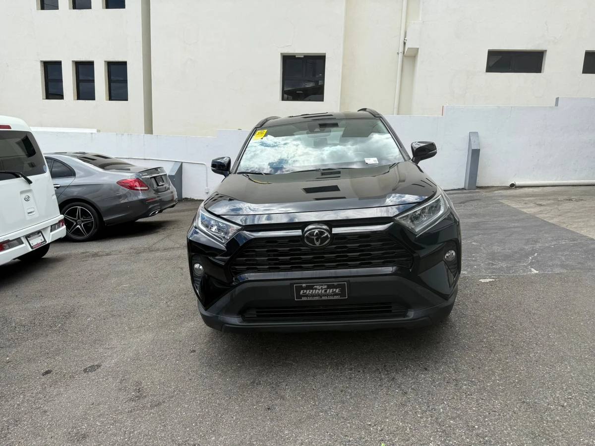 Toyota RAV4 XLE 2021 - miniatura 1