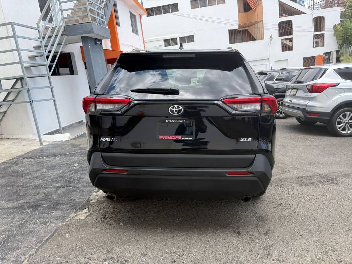 Toyota RAV4 XLE 2021 - miniatura 2