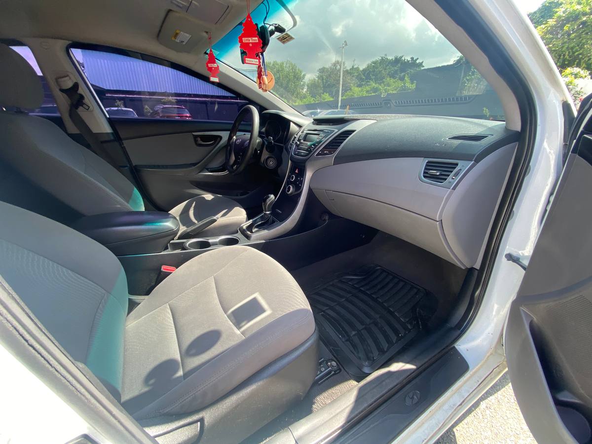 Hyundai Elantra SE 2015 - miniatura 12