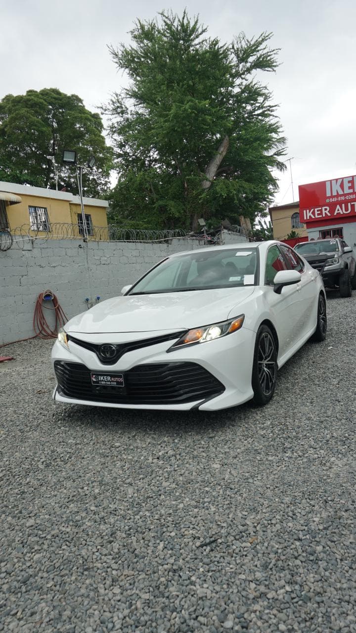 2020 Toyota Camry LE usado en venta por Iker Auto Import