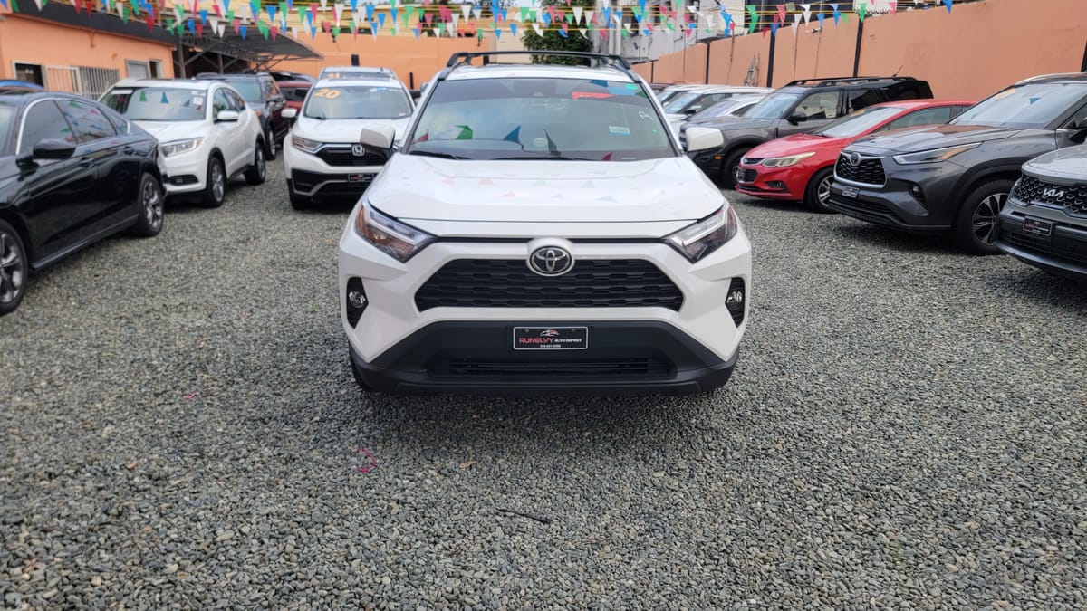 Toyota RAV4 XLE 2023 - foto 2 de 11