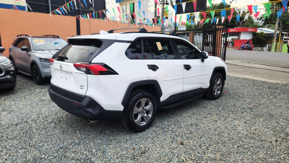Toyota RAV4 XLE 2023 - foto 2 de 3