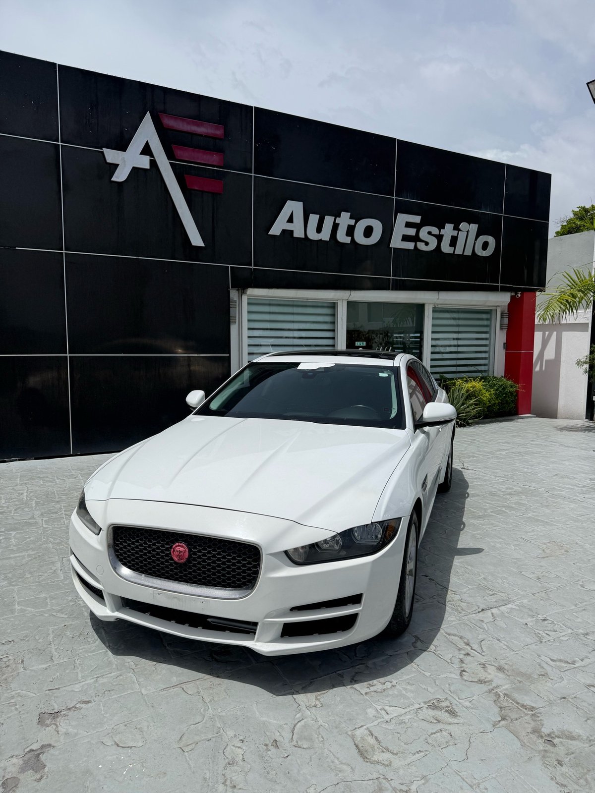 Jaguar XE XE 2018 - foto 2 de 11