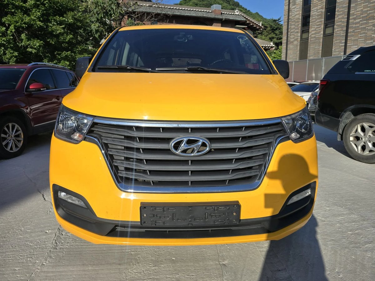 Hyundai Grand Starex Limousine 2021 - foto 2 de 12