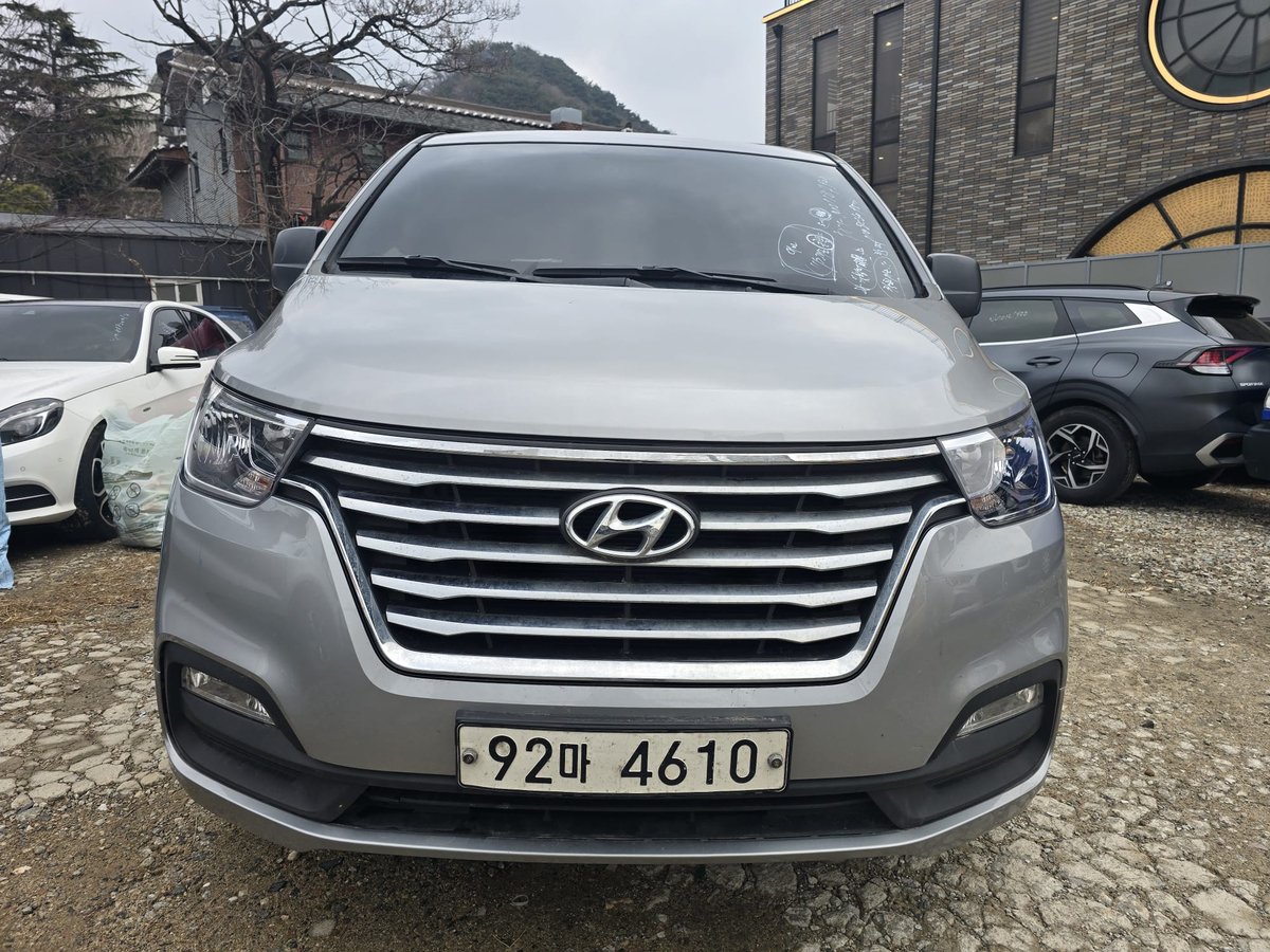 Hyundai Grand Starex Limousine 2021 - foto 2 de 12