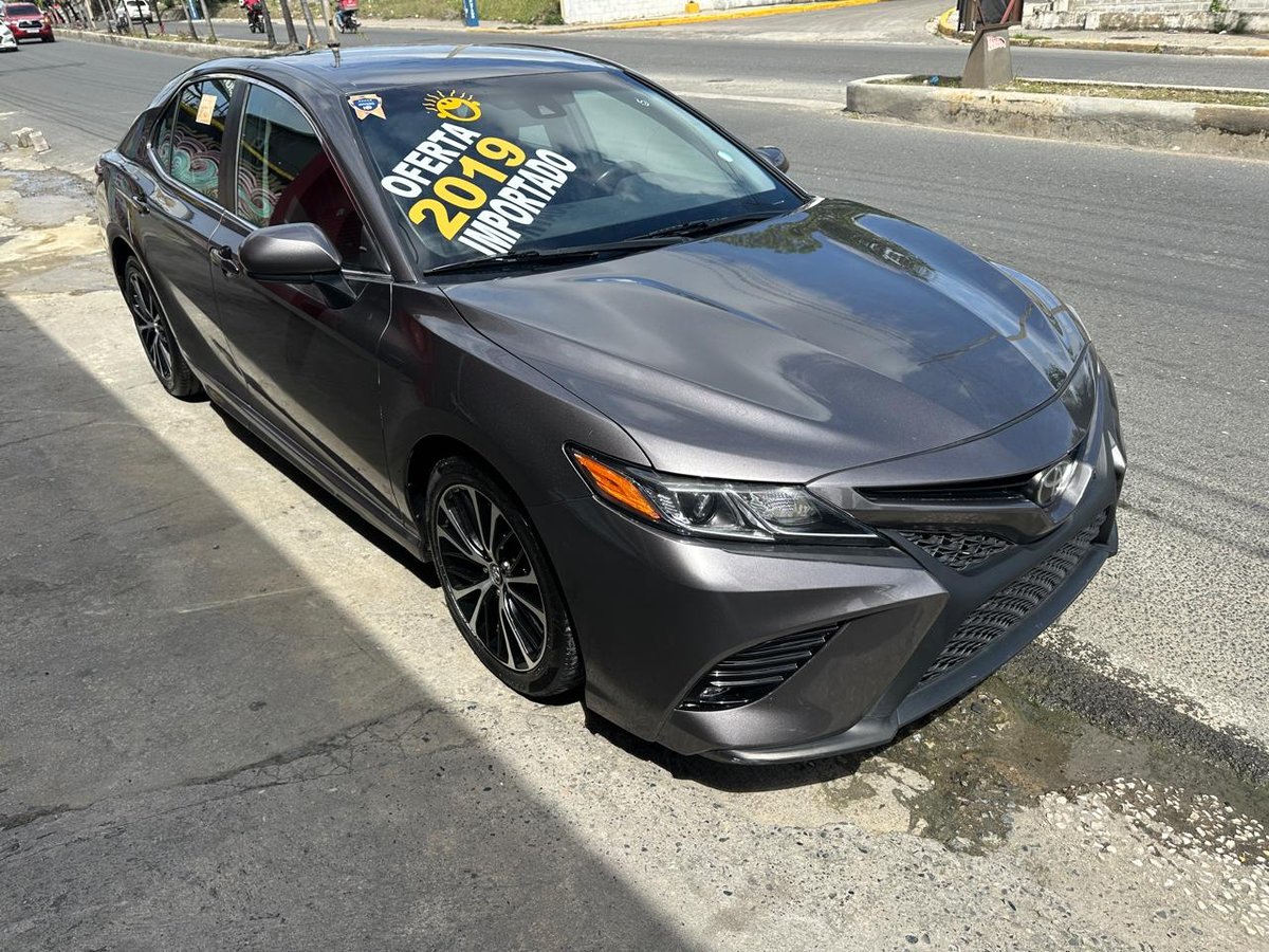 Toyota Camry SE 2020 - foto 2 de 11