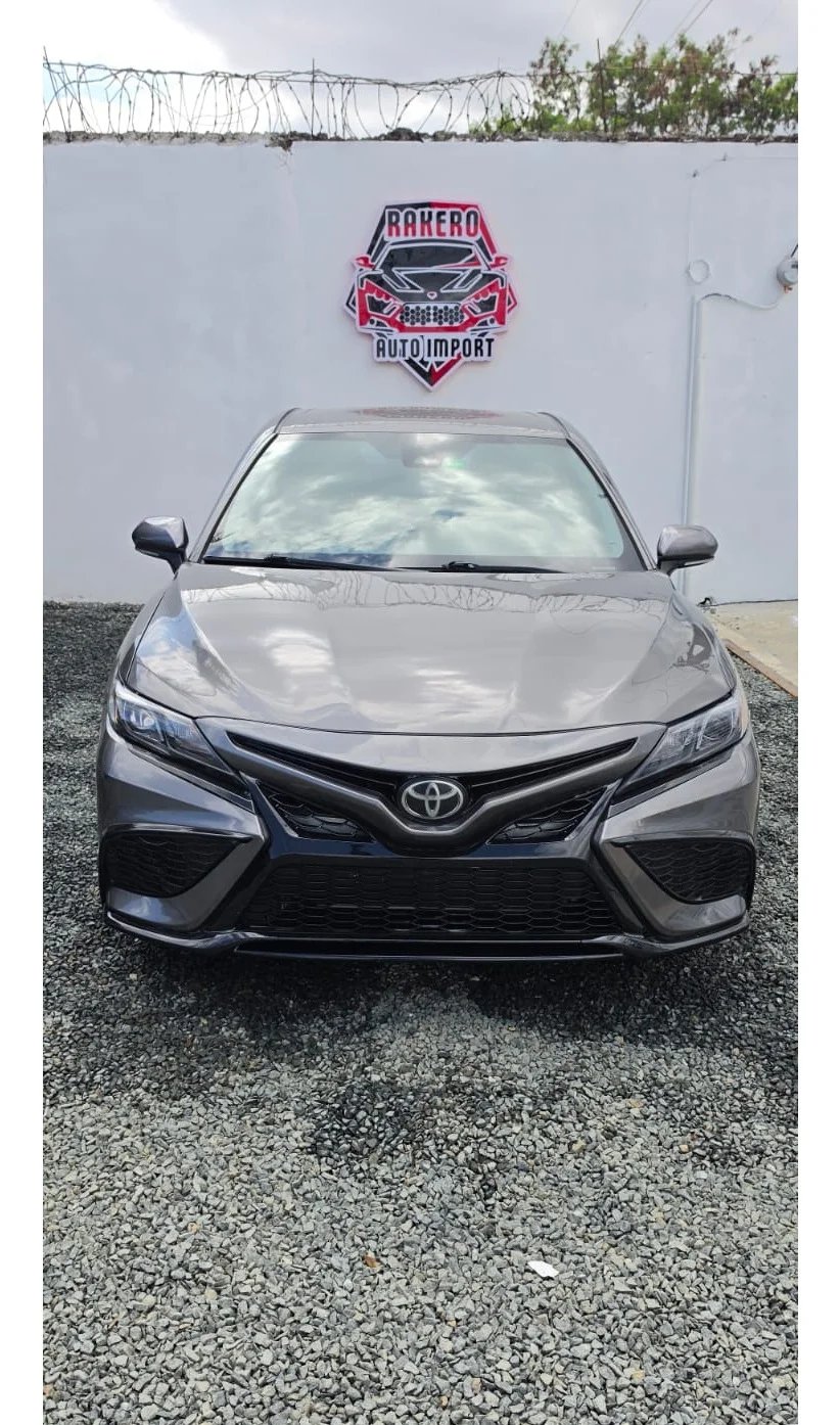 Toyota Camry SE 2021 - foto 2 de 10