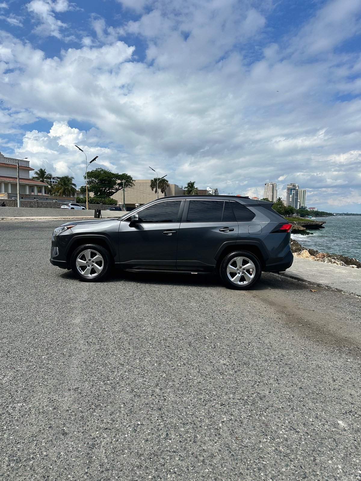 Toyota RAV4 XLE 2021 - foto 2 de 12