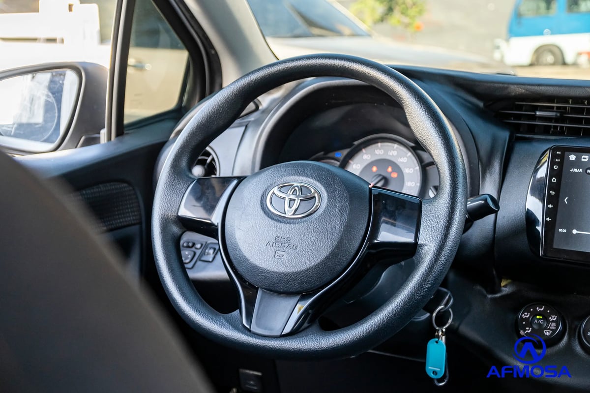 Toyota VITZ 2018 - foto 2 de 8