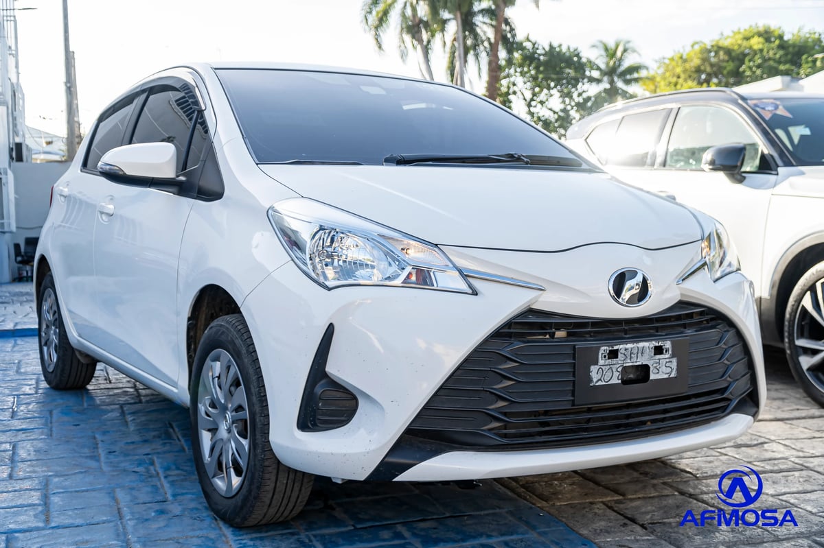 Toyota VITZ 2018 - foto 8 de 8