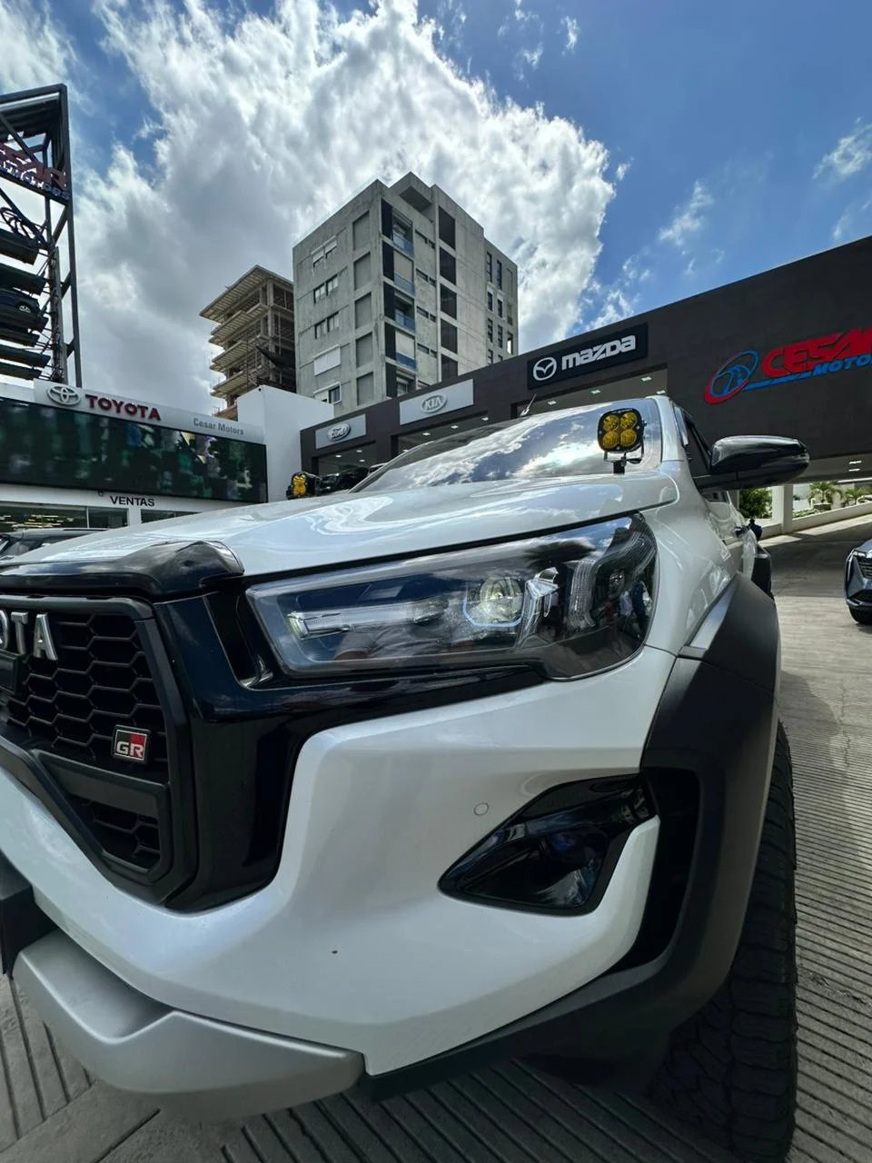 Toyota Hilux GR Sport 2024 - foto 2 de 9