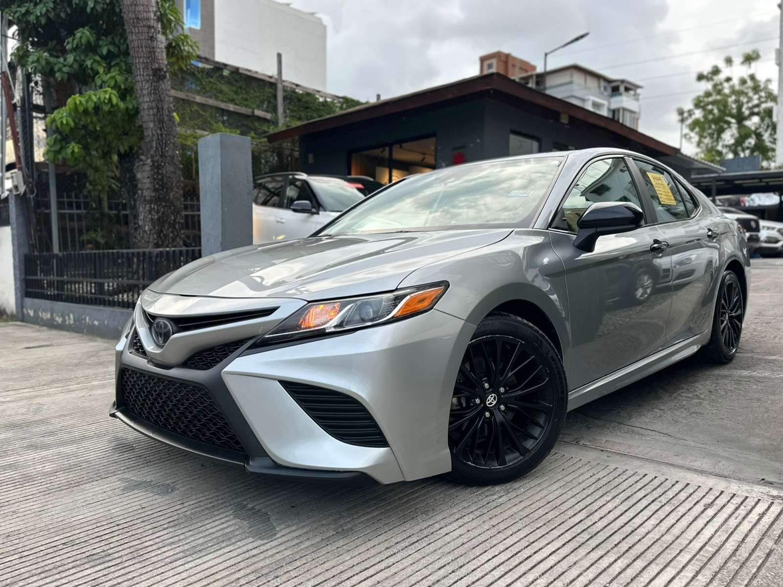 2020 Toyota Camry SE Nightshade usado en venta por Comboy Auto Import