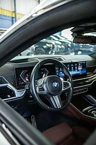 BMW X6 xDrive40i 2025 - miniatura 11