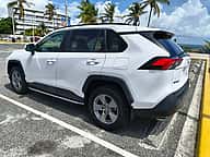 Toyota RAV4 LE 2021 - miniatura 3