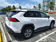 Toyota RAV4 LE 2021 - miniatura 4