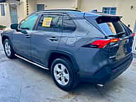 Toyota RAV4 LE 2021 - miniatura 10