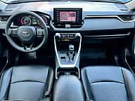 Toyota RAV4 LE 2021 - miniatura 4