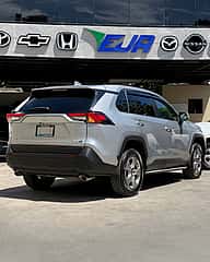 Toyota RAV4 XLE 2024 - miniatura 3