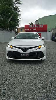 Toyota Camry LE 2020 - miniatura 2