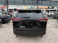 Toyota RAV4 LE 2021 - miniatura 4